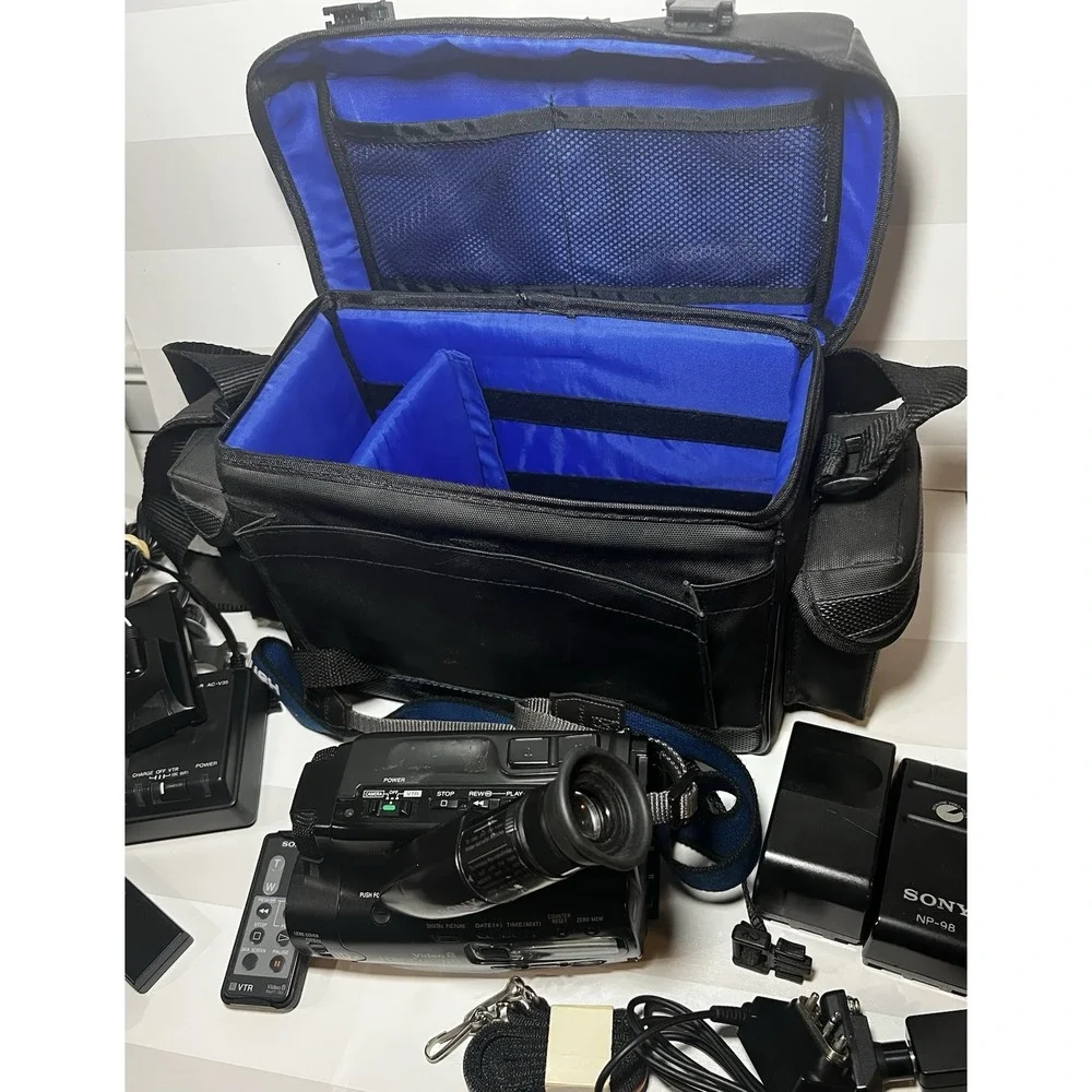 Sony Handycam CCD-TR71 Video 8 Camcorder Camera w Bag FOR PARTS OR REPAIR ONLY